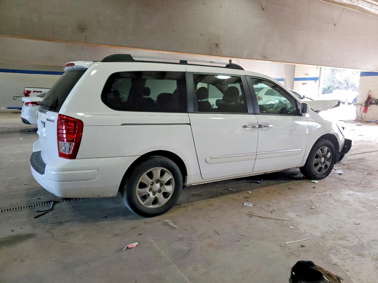 2008 Hyundai Entourage gls