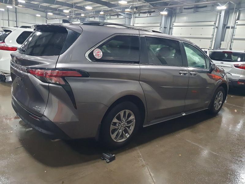 2021 Toyota Sienna xle