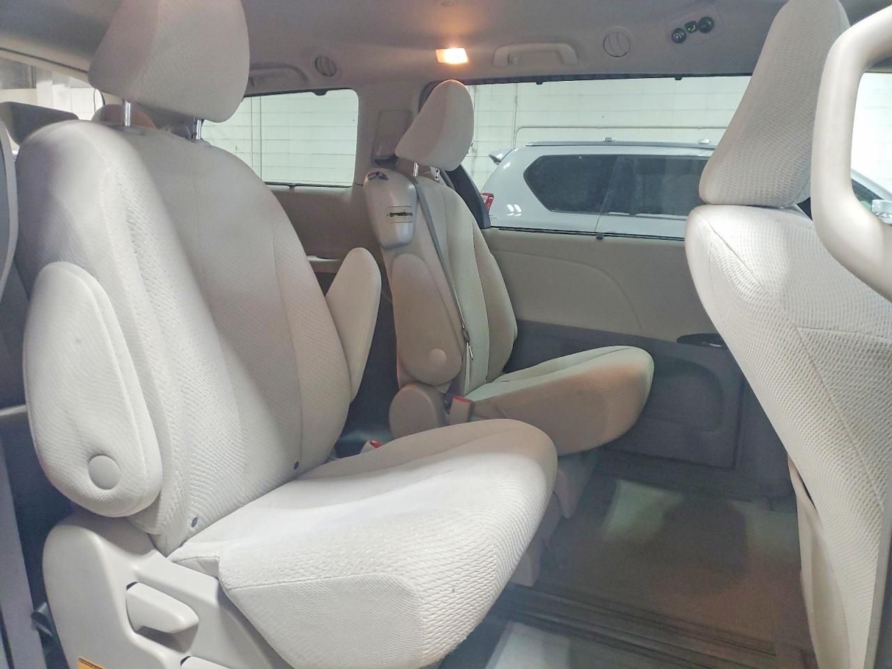 2012 Toyota Sienna le