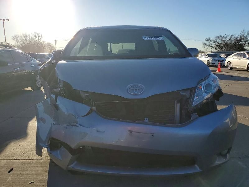 2016 Toyota Sienna xle Premium 8-passenger
