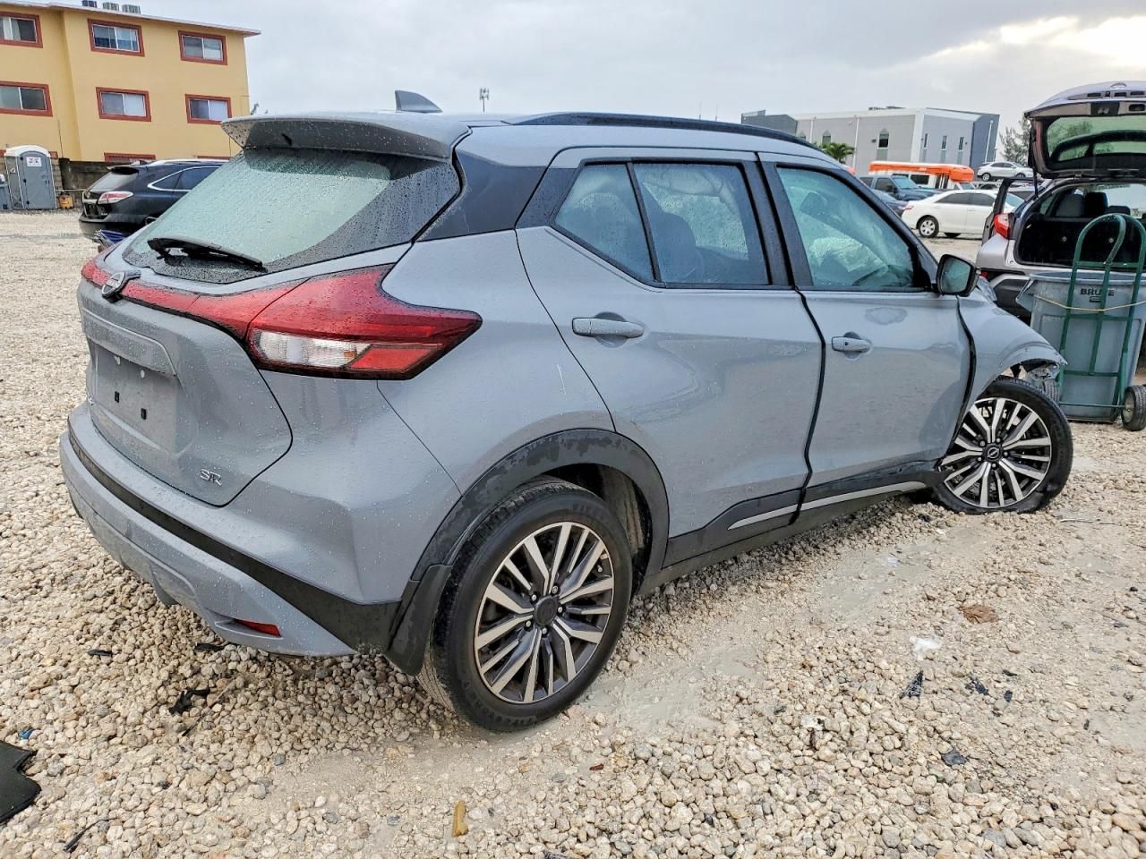 2024 Nissan Kicks sr