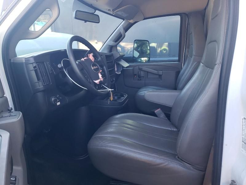 2023 GMC Savana CUT-BOX Truck