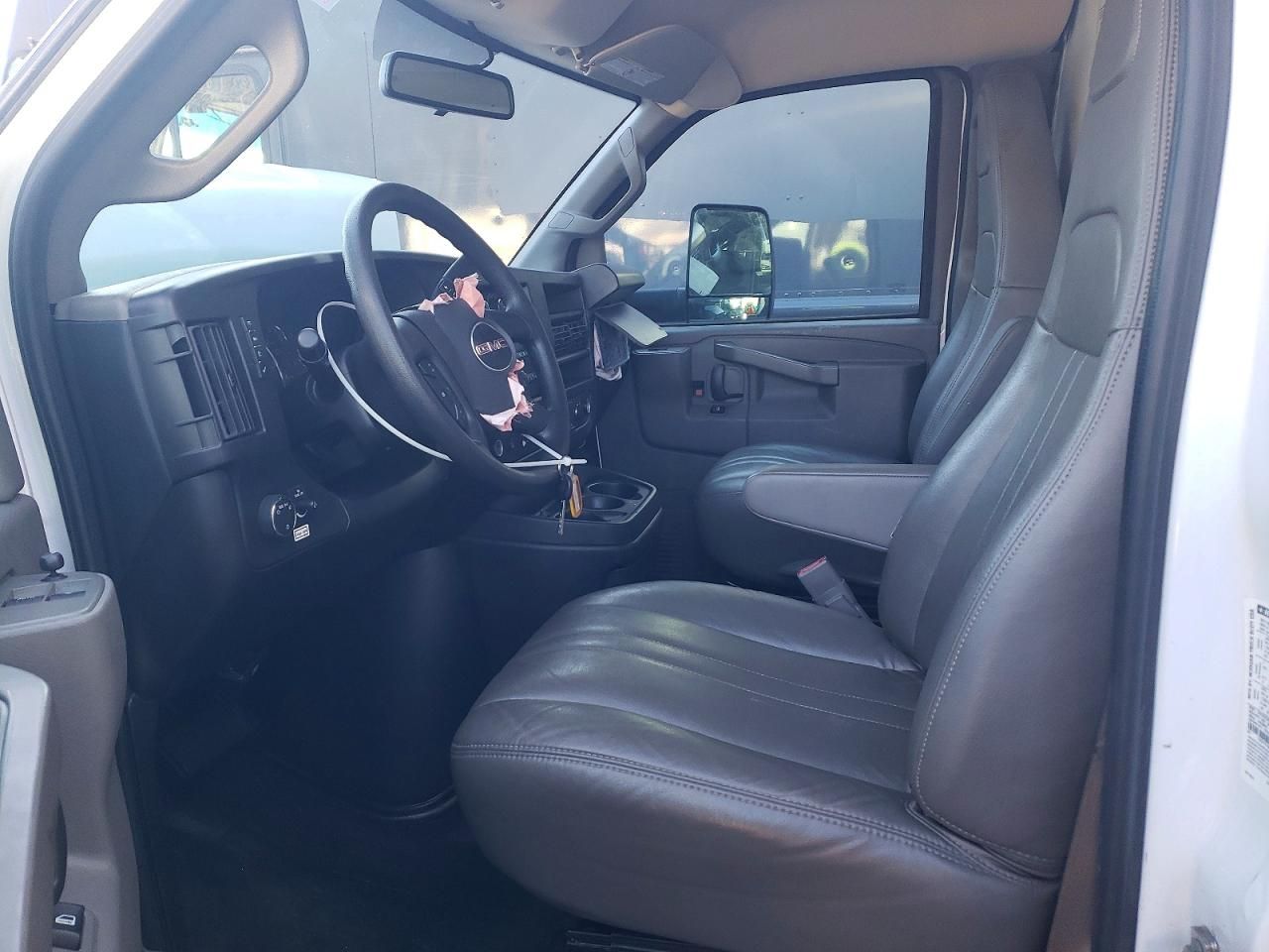 2023 GMC Savana CUT-BOX Truck