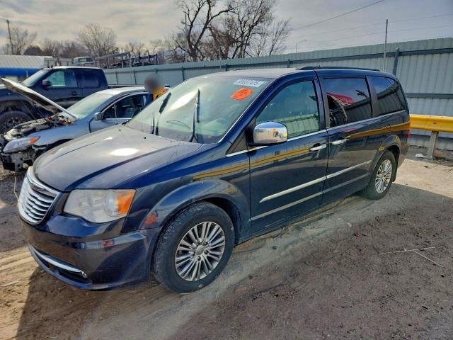 2013 Chrysler Town & Country Touring l