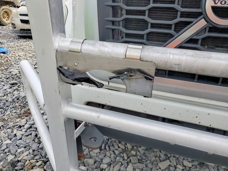 2020 Volvo Vnr Semi Truck