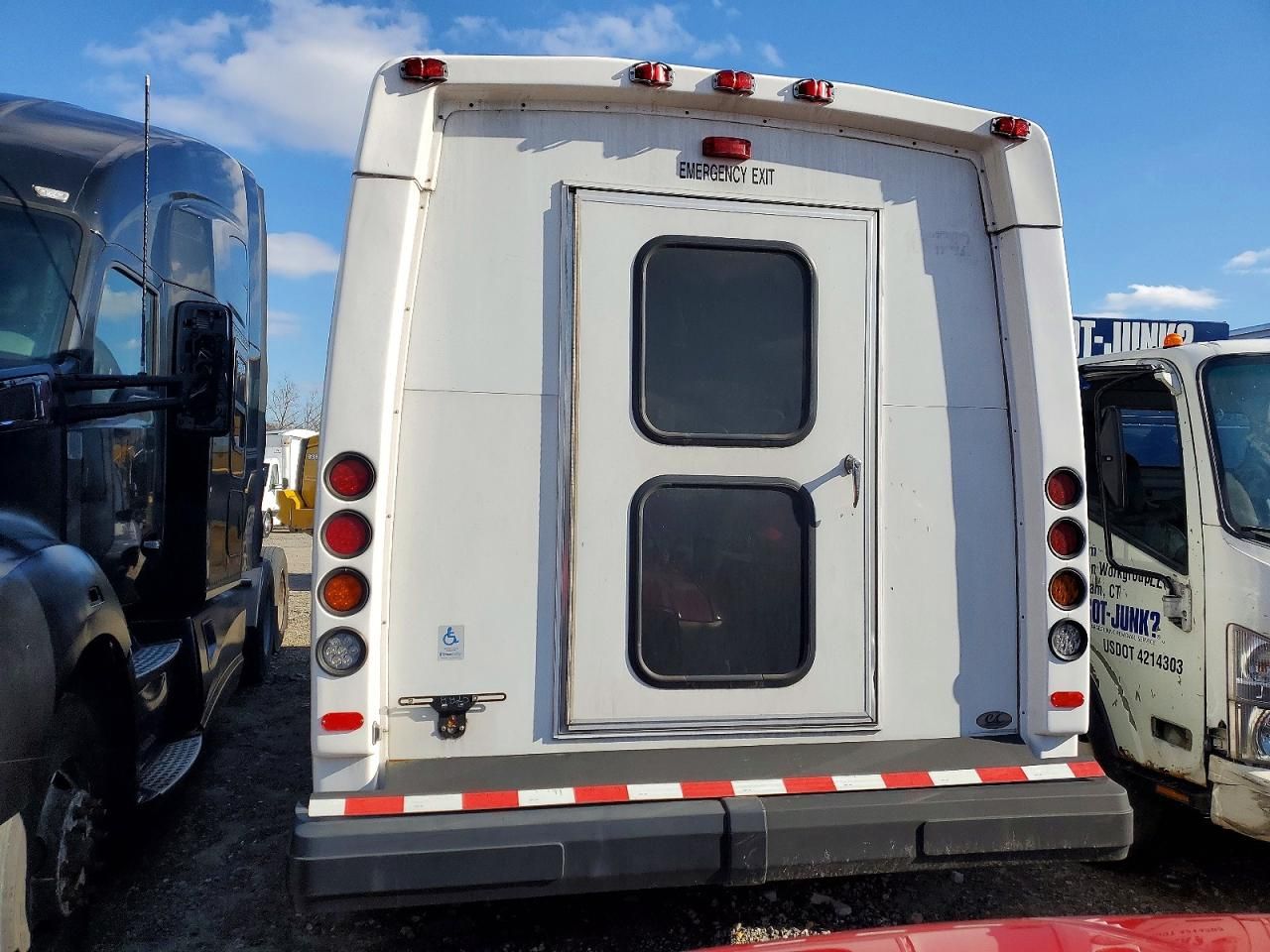 2017 Ford Econoline E350 Super Duty Cutaway Van