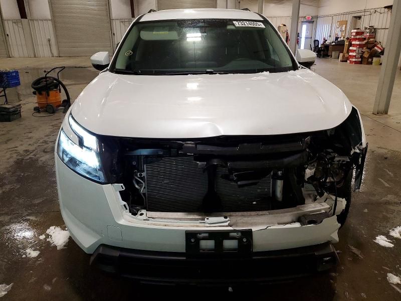 2025 Nissan Pathfinder sv