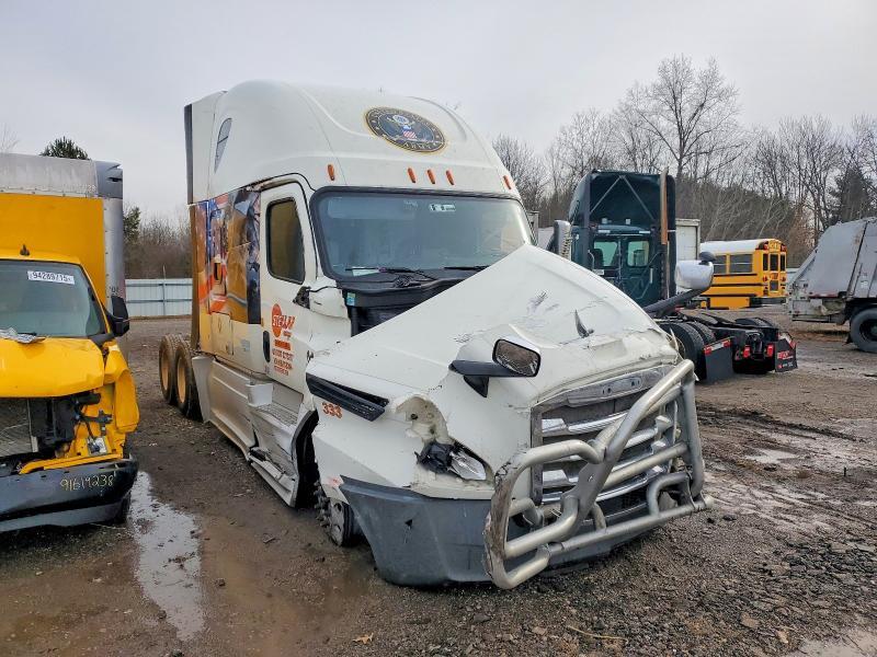 2019 Freightliner Cascadia 126 Semi Truck