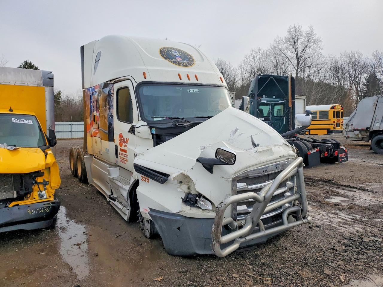 2019 Freightliner Cascadia 126 Semi Truck