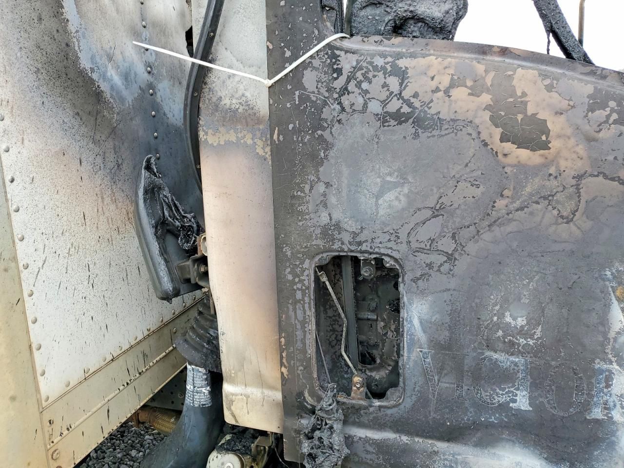 2011 Isuzu NPR BOX Truck