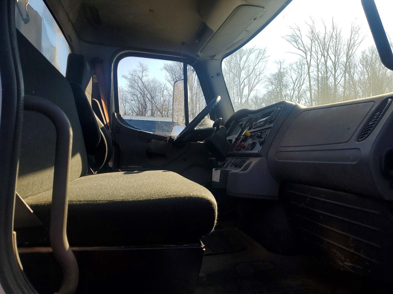 2016 Freightliner Business Class M2 Semi Truck
