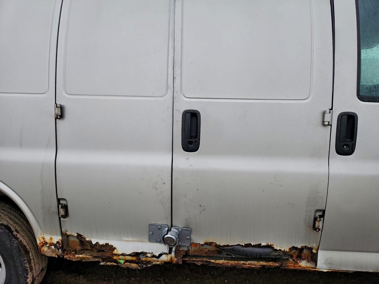 2005 Chev Express Cargo 3500 1