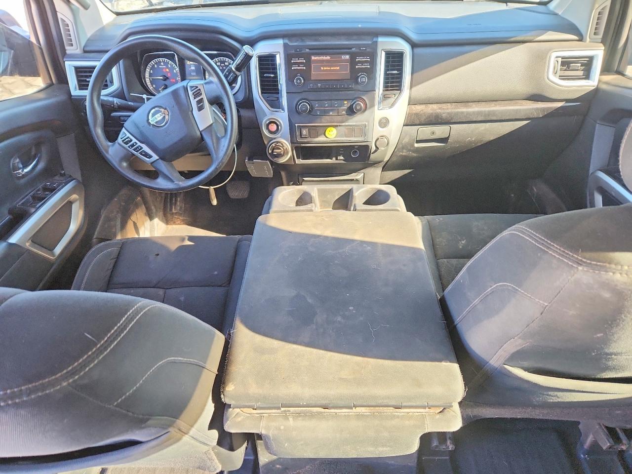 2017 Nissan Titan SV