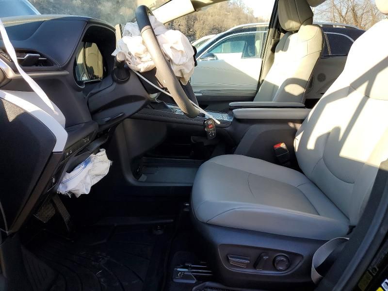 2025 Toyota Sienna xle