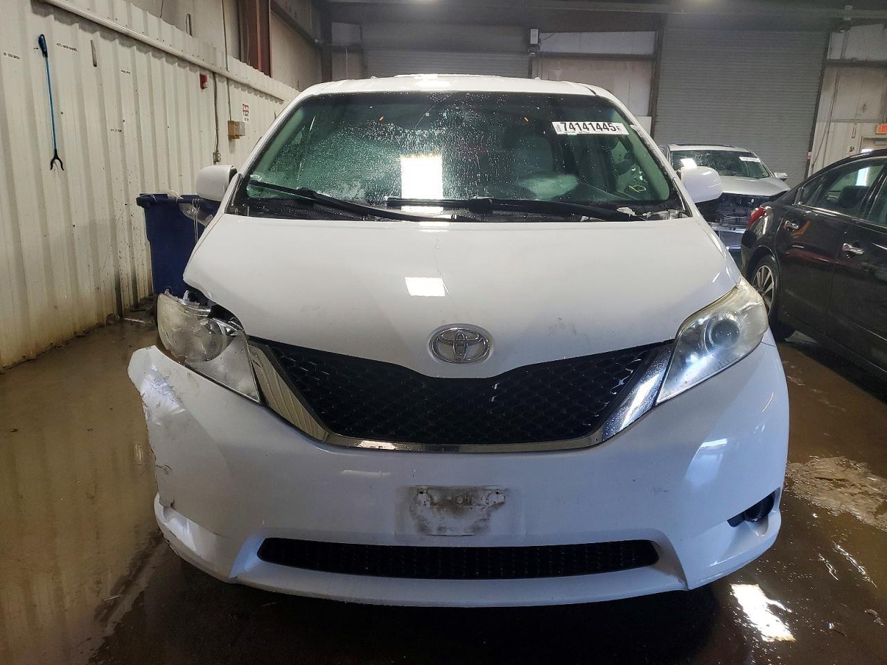 2011 Toyota Sienna le 8-passenger