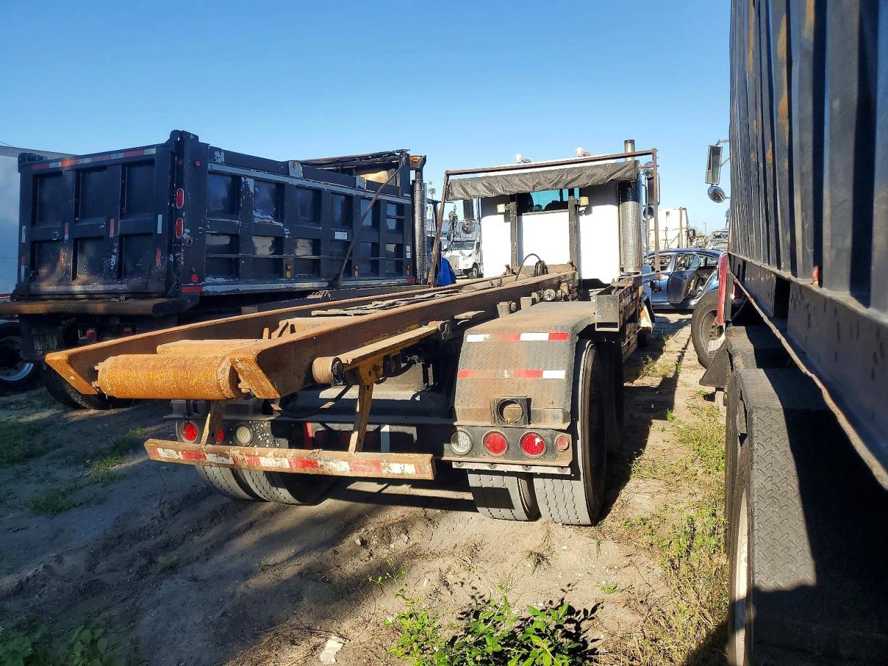 2002 Peterbilt 357 Roll-off Container Truck