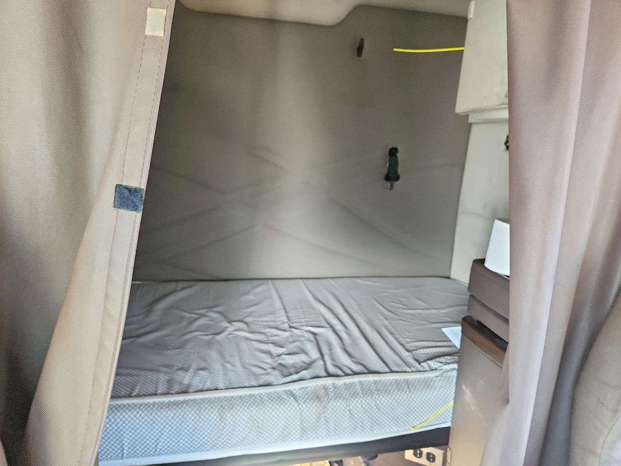 2016 Volvo VNL Semi Truck