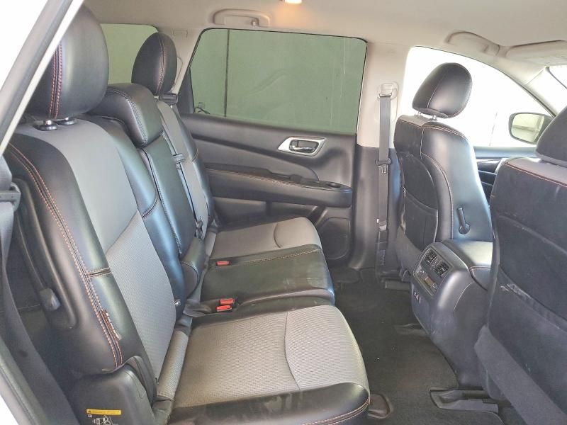 2020 Nissan Pathfinder sv