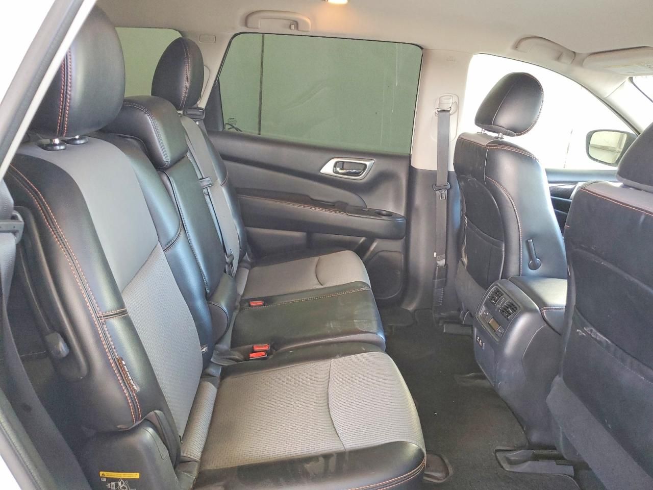 2020 Nissan Pathfinder sv