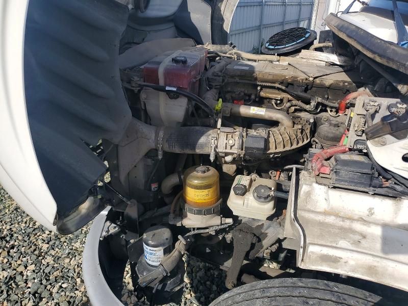 2016 Freightliner Business Class M2 Semi Truck