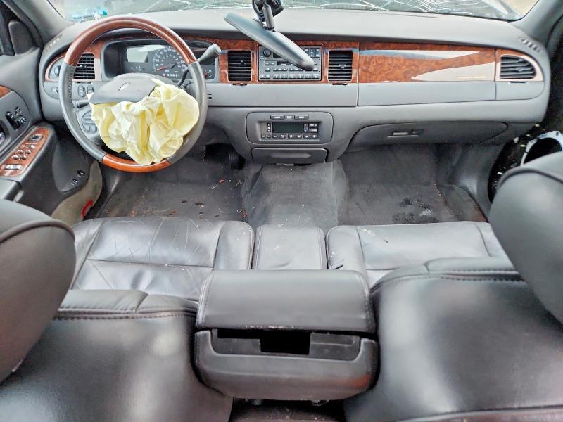 2002 Lincoln Town car Signature