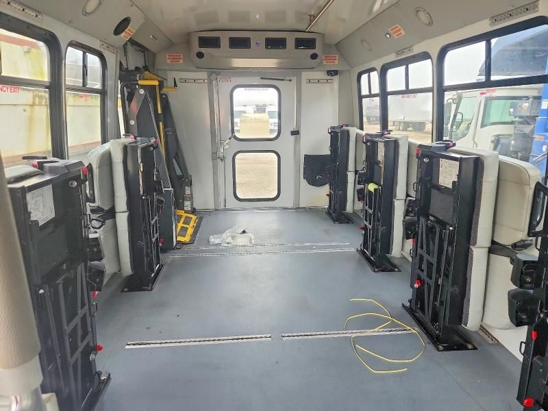 2018 Ford Econoline E450 Super Duty Cutaway Van