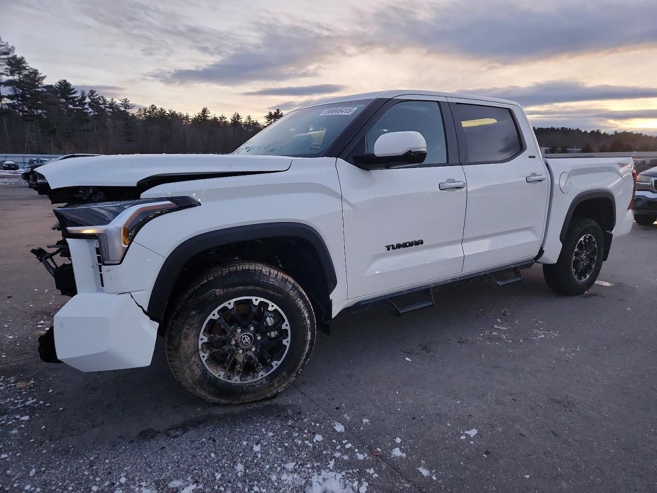 2025 Toyota Tundra Crewmax sr