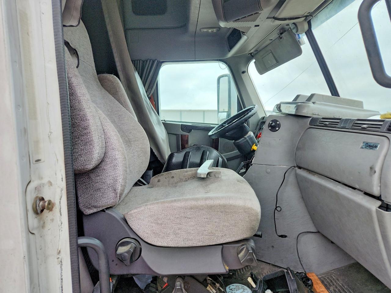 2014 Freightliner Columbia Semi Truck