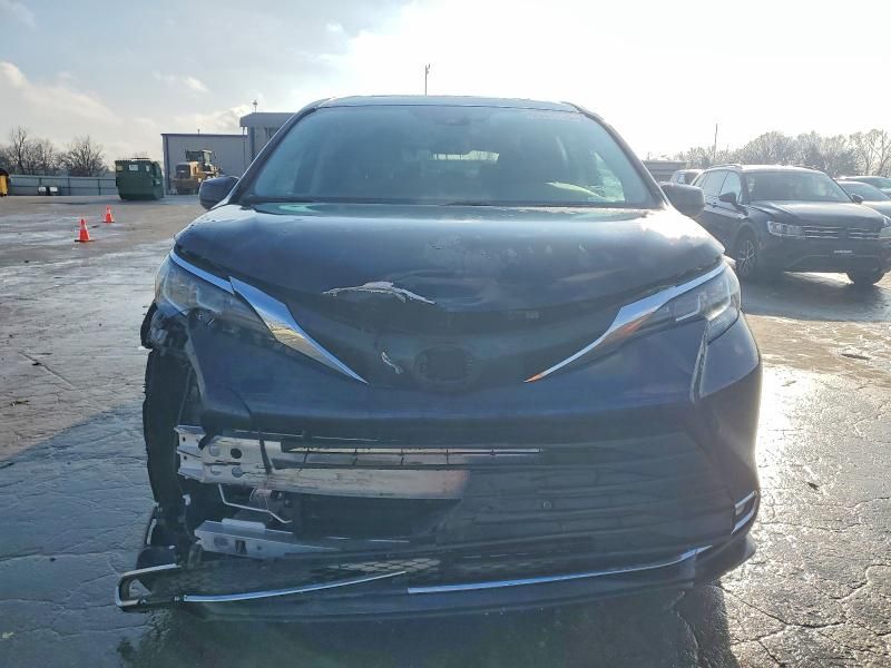 2023 Toyota Sienna xle