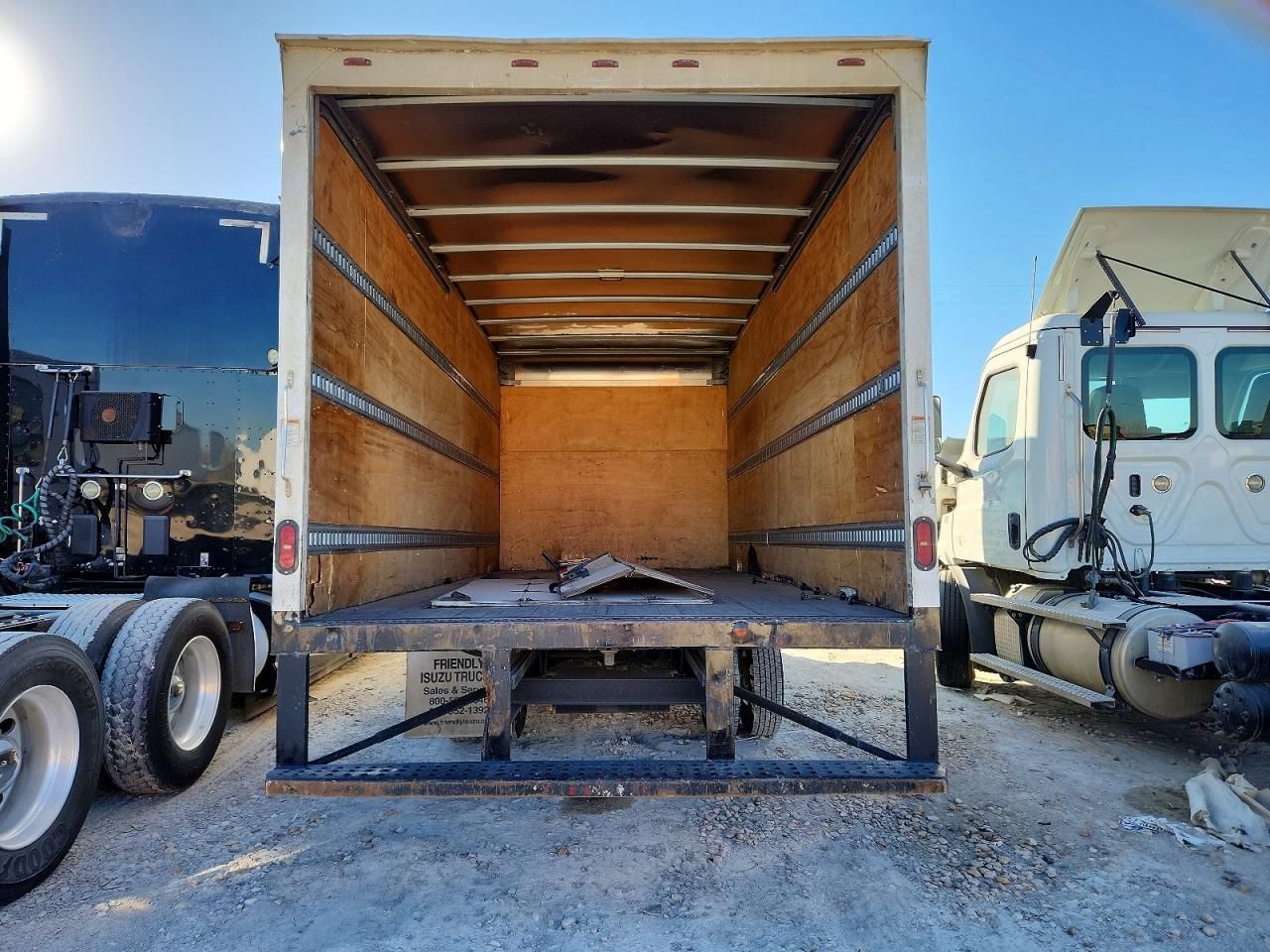 2016 Isuzu Npr box Truck