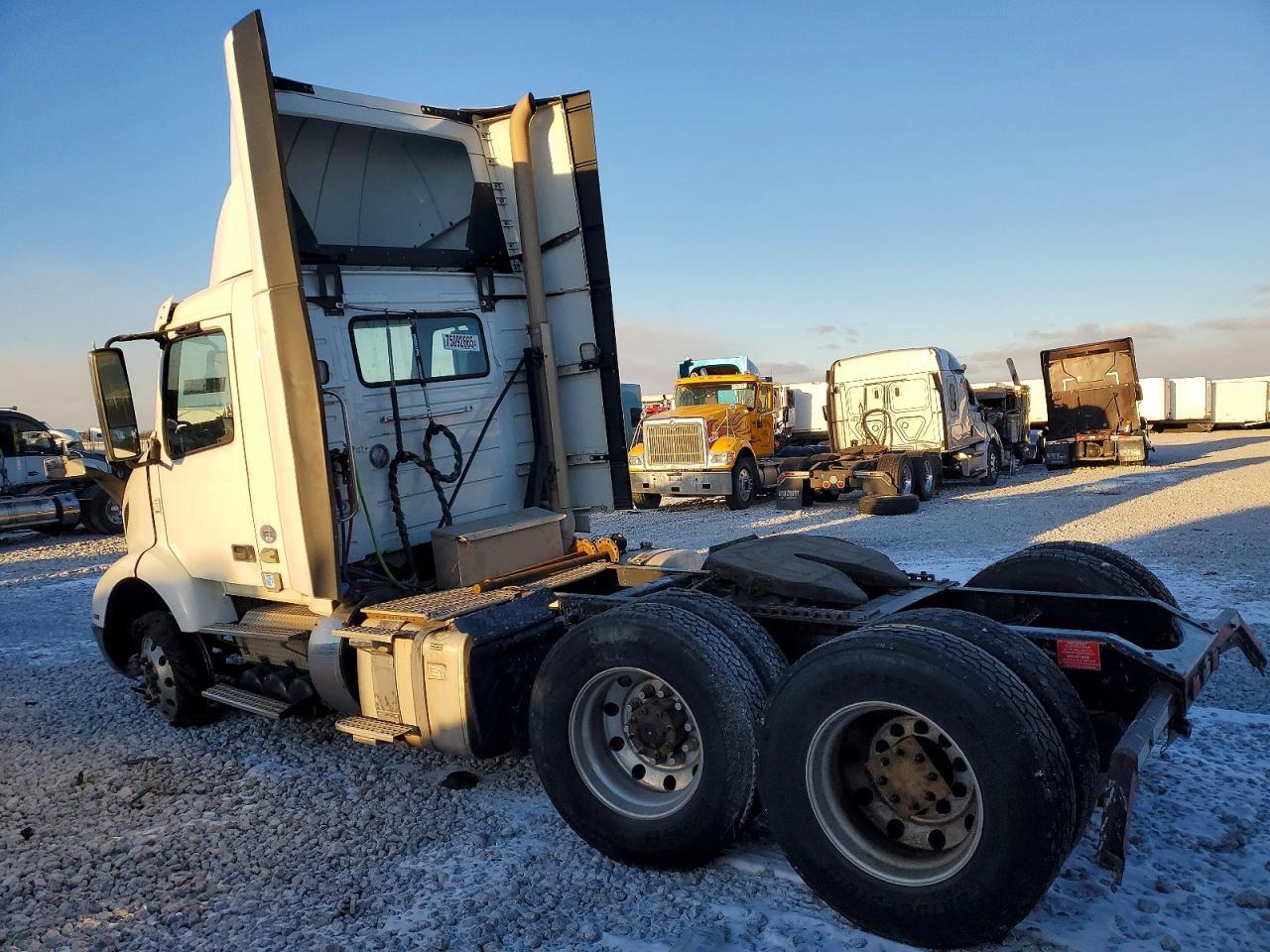 2020 Volvo VNR Semi Truck