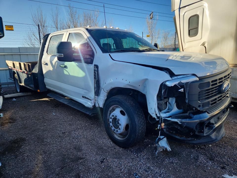 2023 Ford F550 Super Duty Flatbed Truck