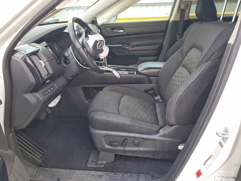 2022 Nissan Pathfinder sv