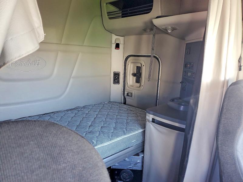 2021 Peterbilt 579 Semi Truck