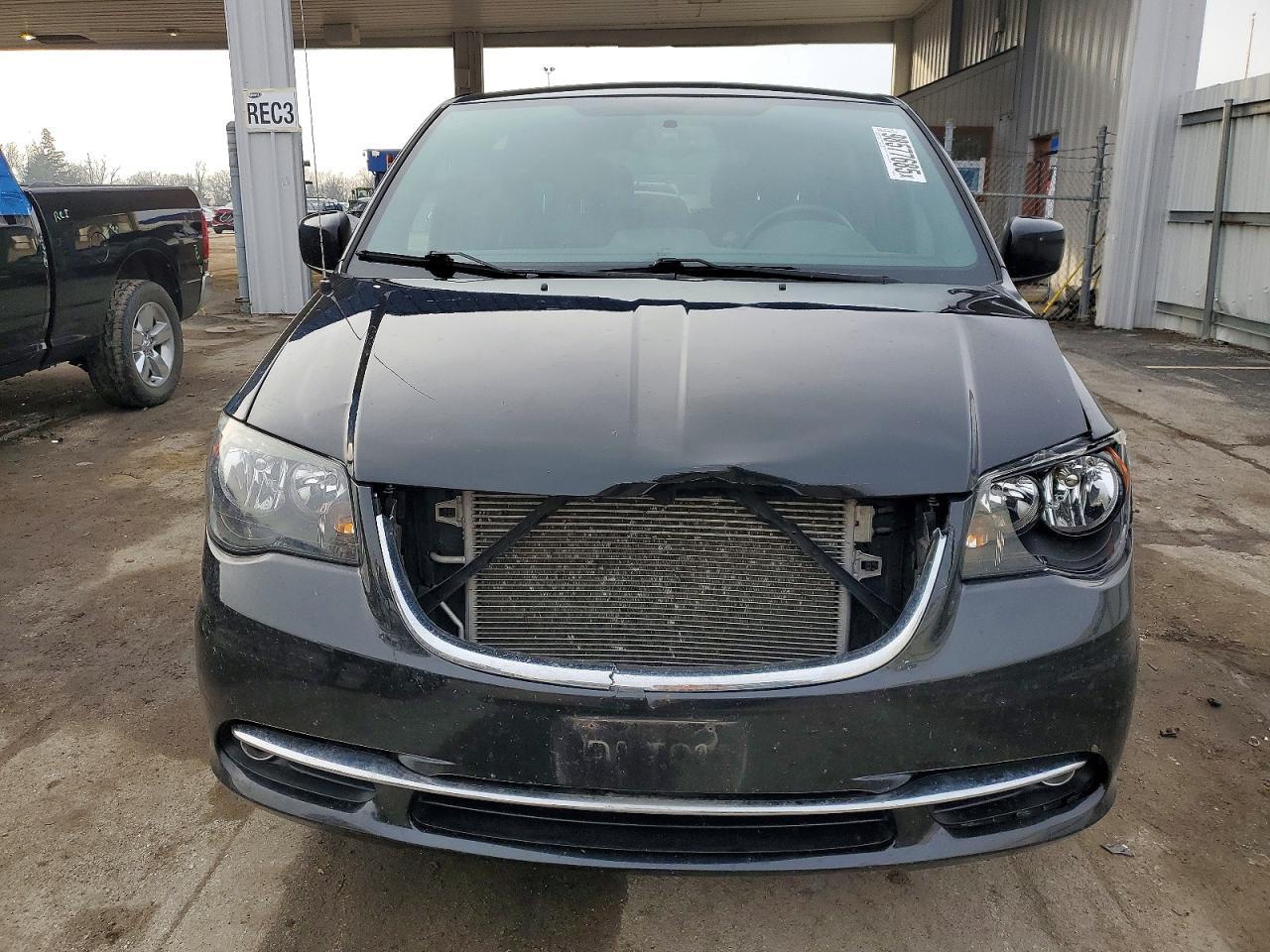 2014 Chrysler Town & Country s