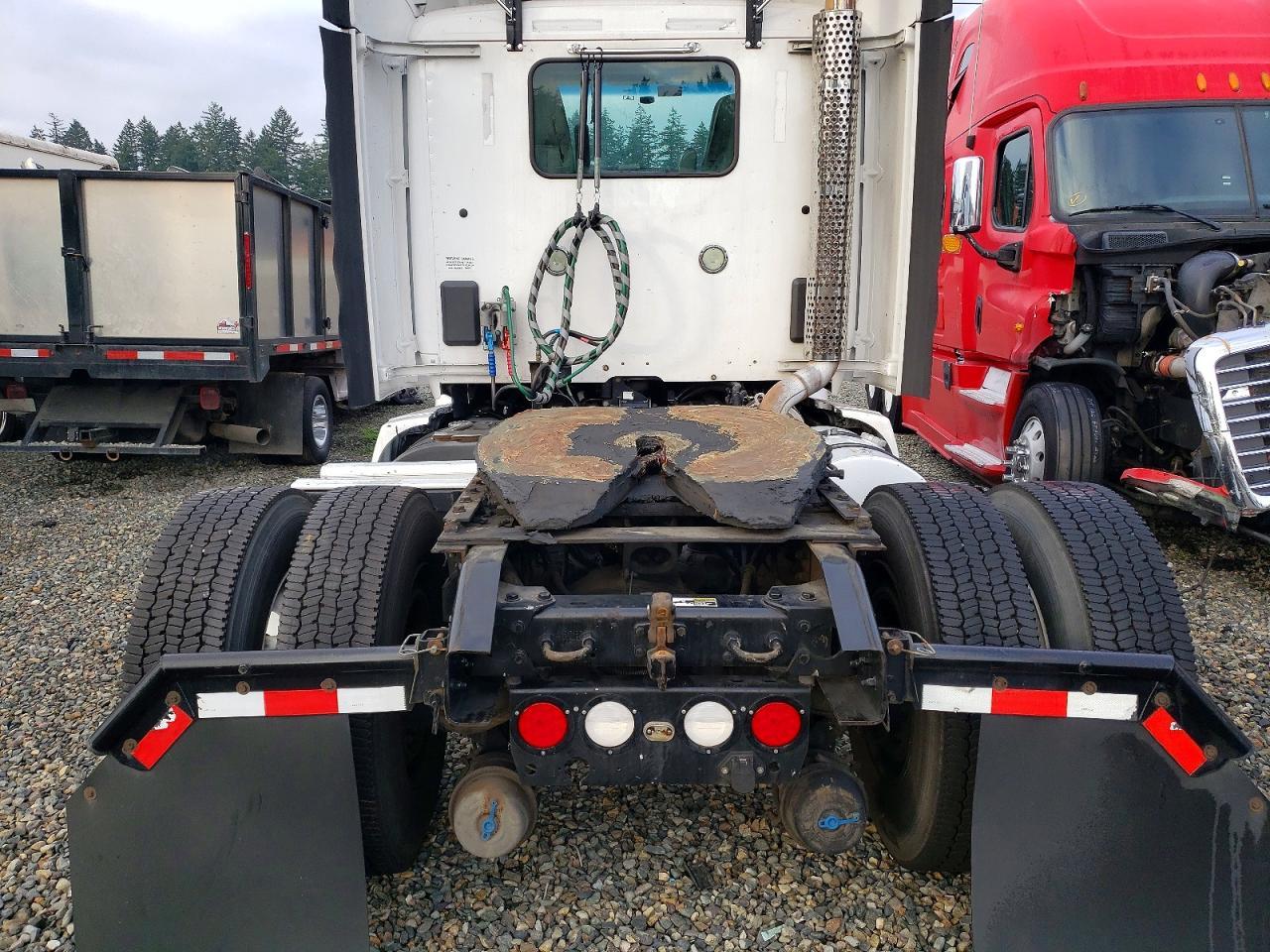 2014 Kenworth T680 Semi Truck