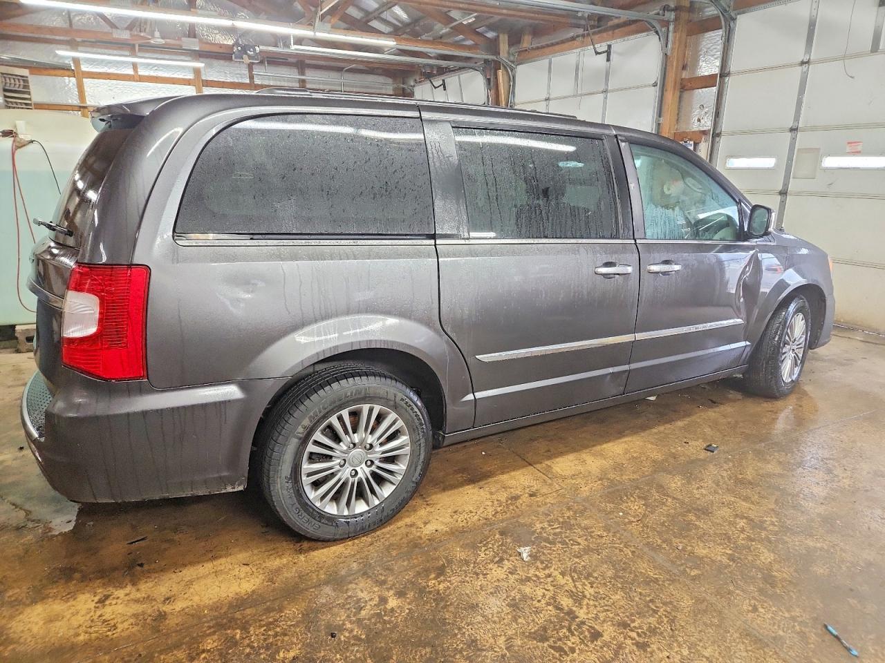 2016 Chrysler Town & Country Touring l