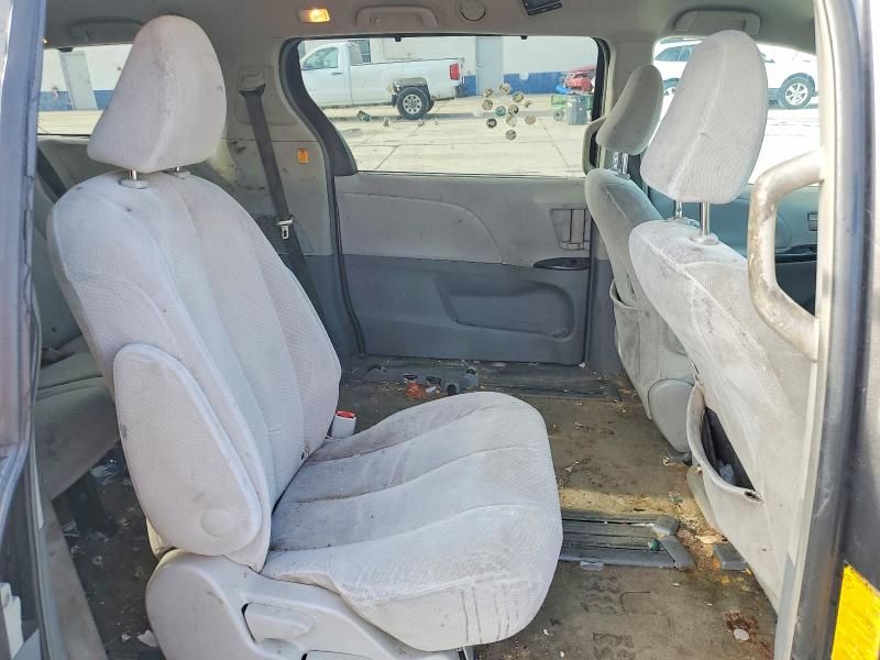 2013 Toyota Sienna le