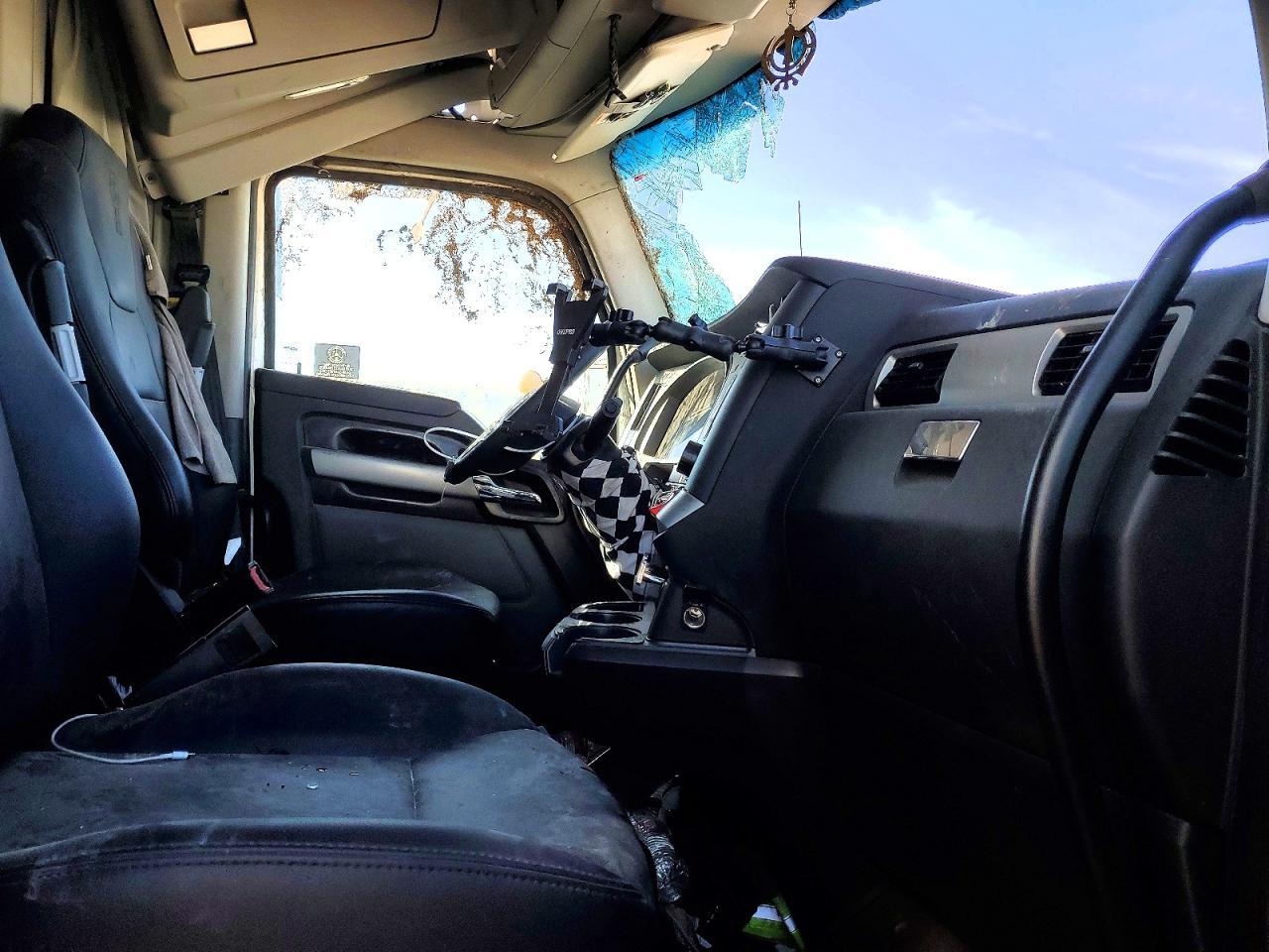 2025 Kenworth T680 Semi Truck