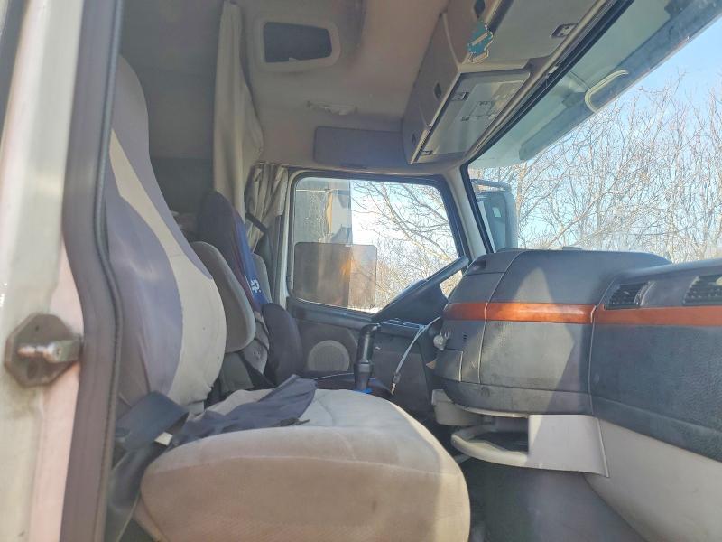 2005 Volv O VNL Semi Truck