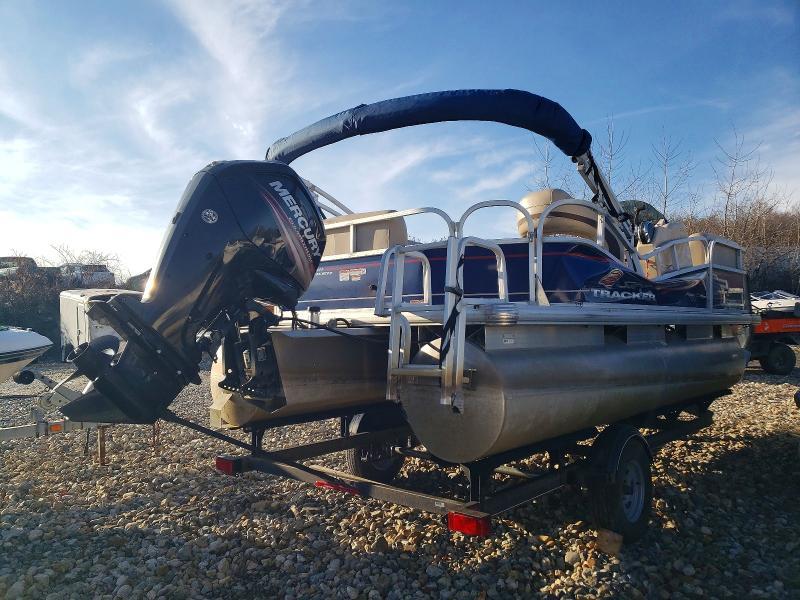 2018 Sun Tracker Partyhut