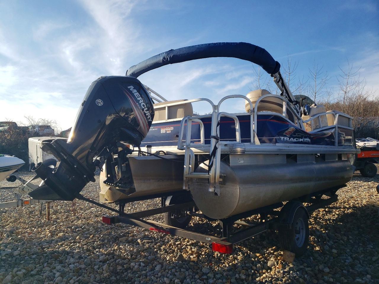 2018 Sun Tracker Partyhut