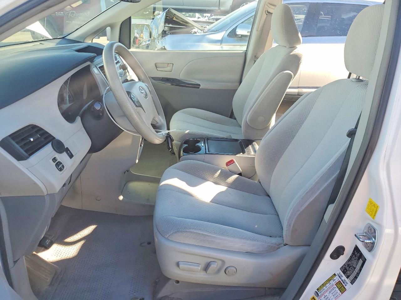 2011 Toyota Sienna le