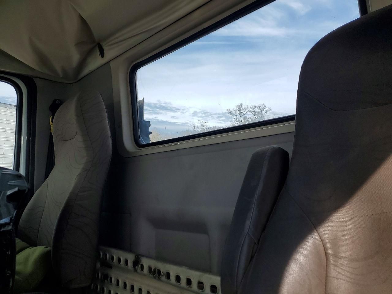 2015 Volvo VNL Semi Truck