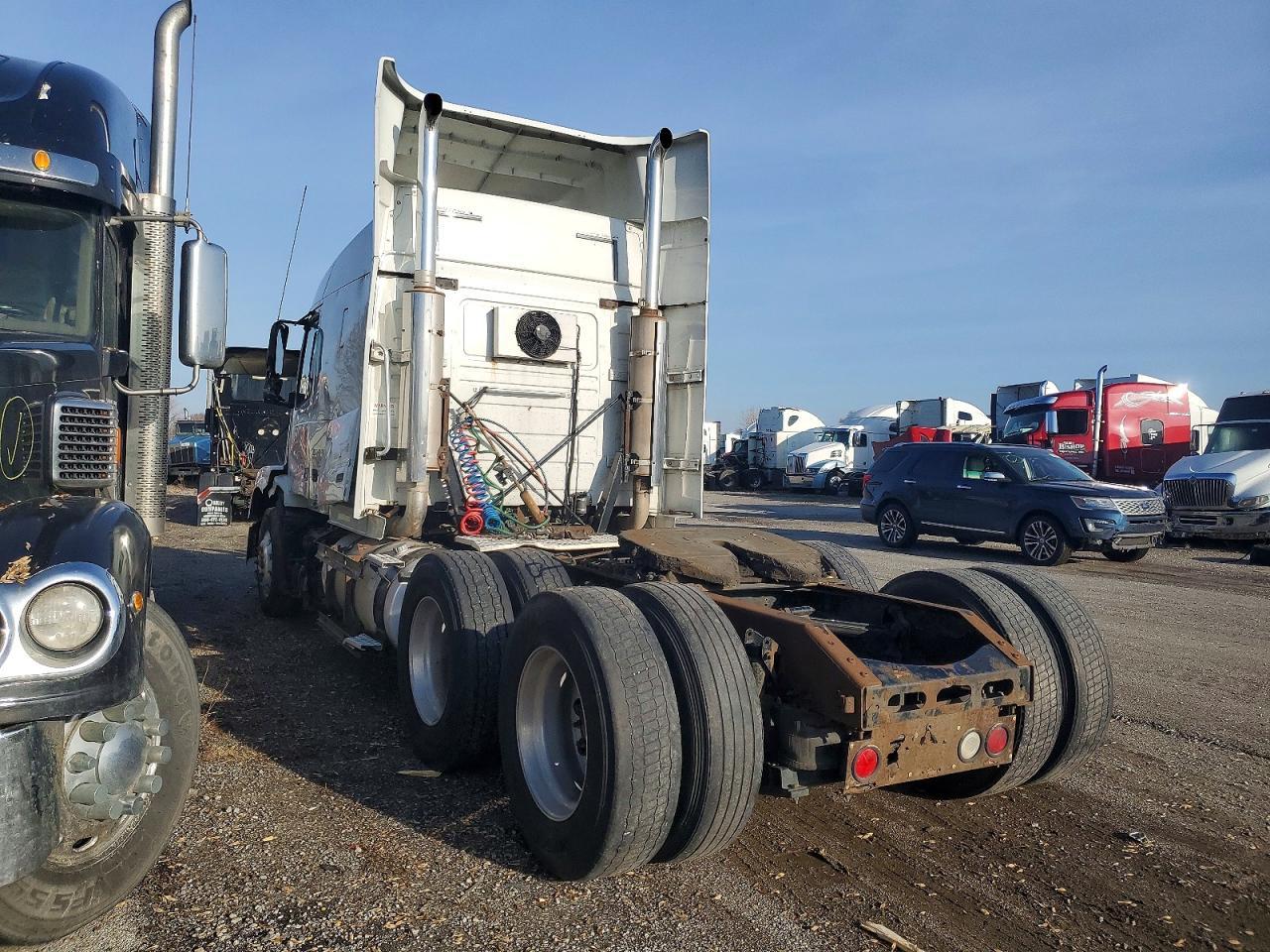 2005 Volv O VNL Semi Truck