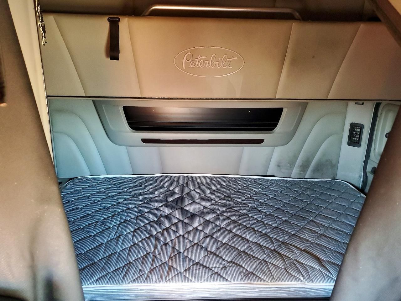 2019 Peterbilt 579 Semi Truck