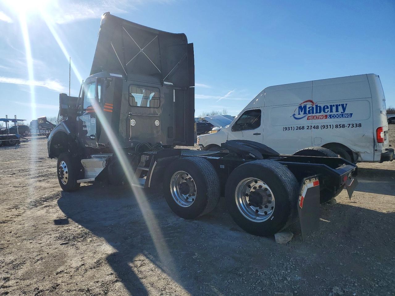 2024 Kenworth T680 Semi Truck
