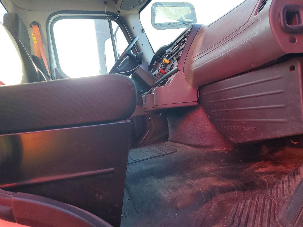 2016 Freightliner Business Class M2 Semi Truck