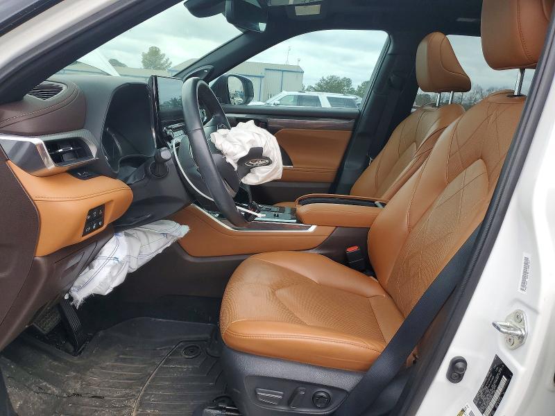 2022 Toyota Highlander Hybrid Platinum