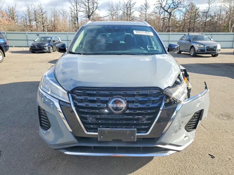 2023 Nissan Kicks sv